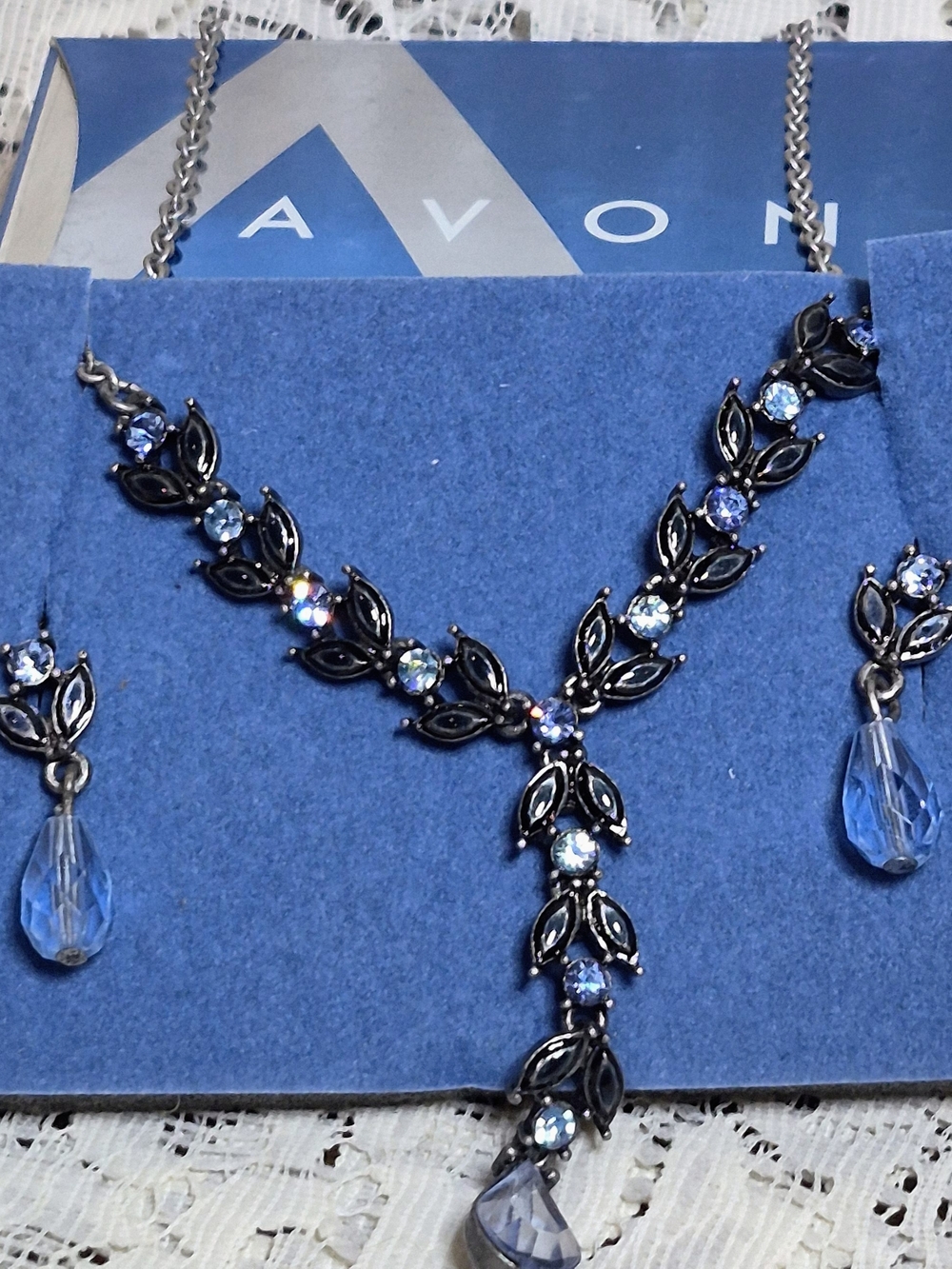 NIB Vintage 2006 Avon Midnight Blue Crystal Vine Necklace Set